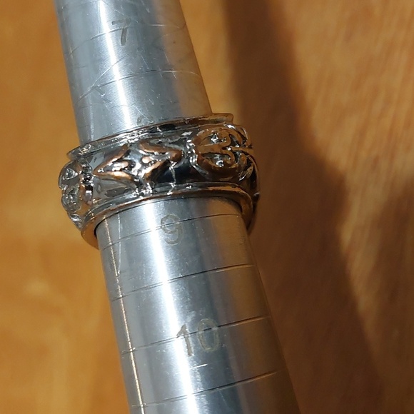 Chunky Silver And Gold Tone Cross Ring Size 8.5 - Picture 4 of 6